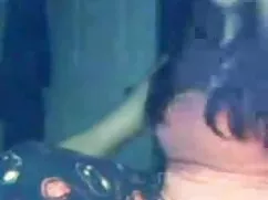 Egy lány barna hajú, ...